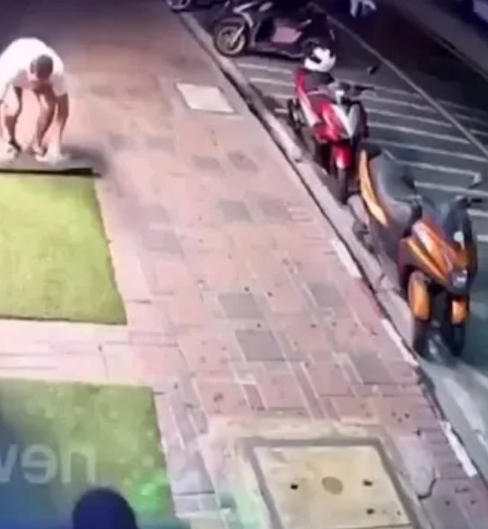 В Таиланде мигрант из Пакистана получил в ухо после того, как потрогал за ягодицы девушку, которая ...