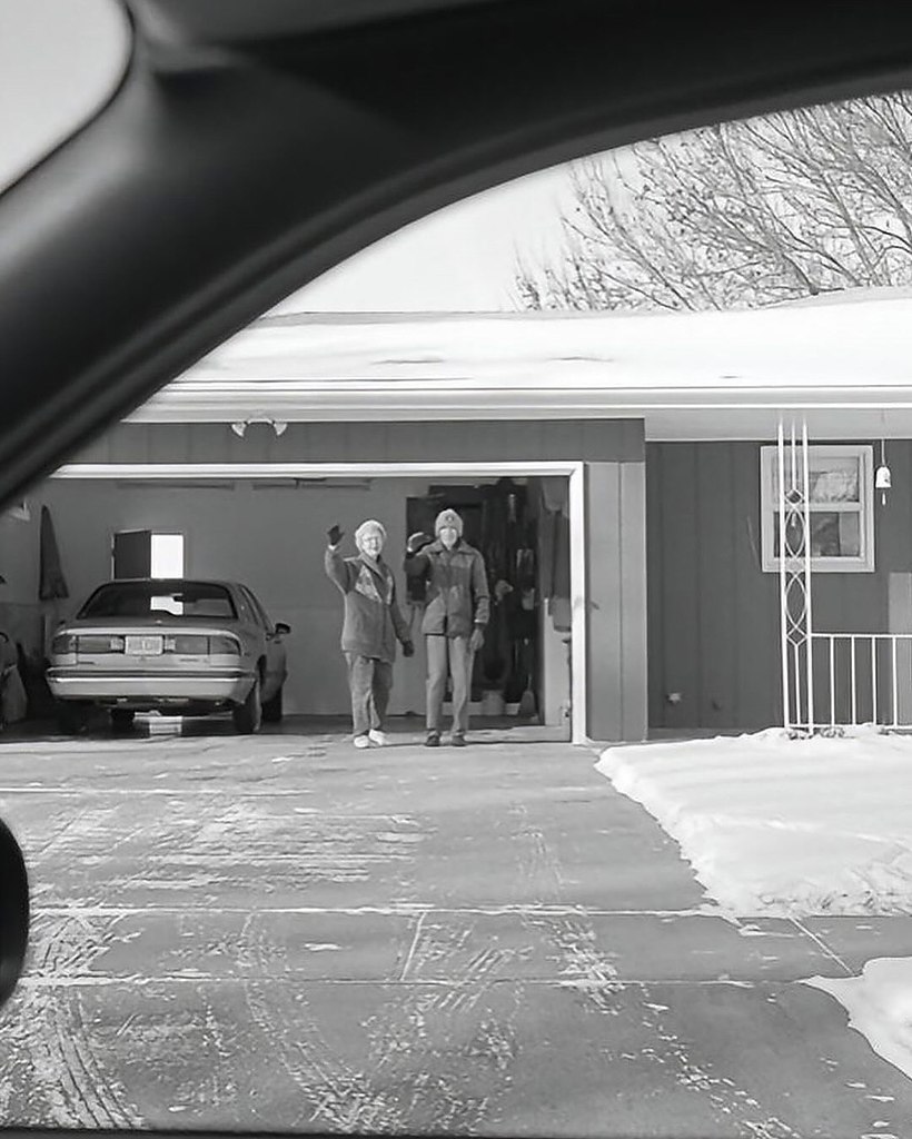 С 1991 по 2017 год фотограф Дианна Дайкман снимала один и тот же момент — прощания с родителями в ... - 6