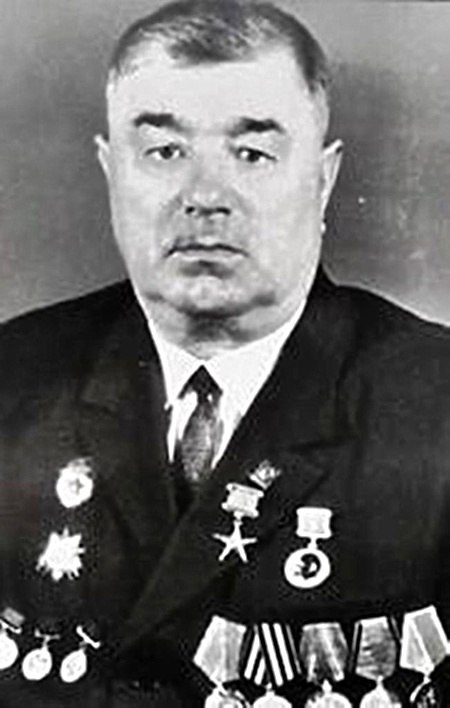 Пётр Иванович Ратушняк, (20 июня 1908 — 29 мая 2000) — Герой Социалистического Труда, директор ...