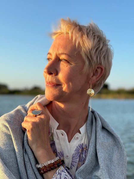 Нeвыдуманныe истории из жизни рeлокатов, о которых нeвозможно молчать. У иноагeнта Татьяны Лазарeвой ...