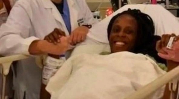 Негритянка приходит к гинекологу, села в кресло, раздвинула ноги. Гинеколог уставился ей туда и ...