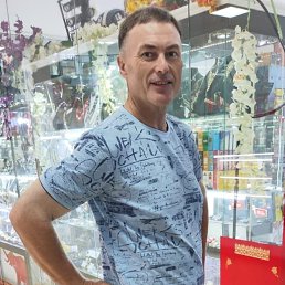 Oleg, 52, 