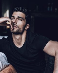 — Алло, это Фёдор из Альфа-банка, я... — ...вы хотите предложить мне открыть расчётный счёт. — Да. ...