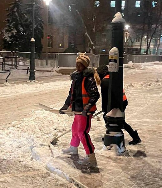 Московские дворы начали убирать мигрантки из Кубы! Напомним, что ранее было объявлено о том, что ...