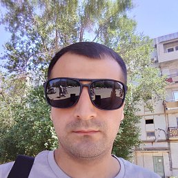 Delli, 33, 