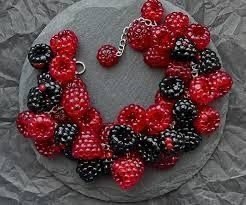 Смородина, малина, гранат, черника, крыжовник, земляника — эти украшения будто собраны на утренней ... - 2