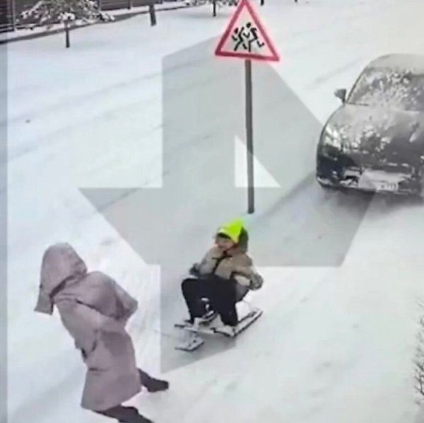 Пьяная женщина на Porsche сбила 9-летнего мальчика и его няню в Новой Москве. В деревне Зимёнки на ...