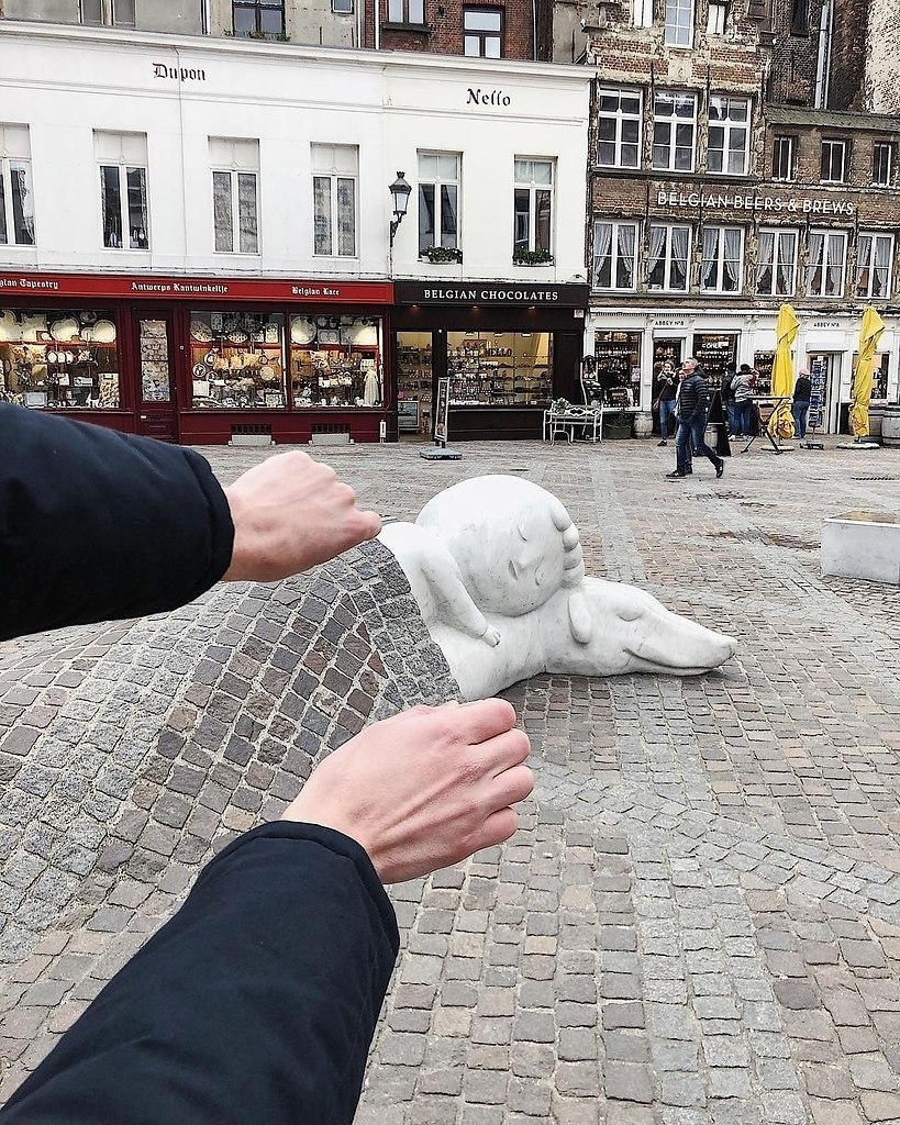 Уникальный памятник мальчику по имени Нелло и его псу Патрашу в Антверпене, Бельгия