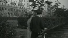 Дом, в котором я живу (1957)Советский кинороман. В 1935 году на окраине Москвы построен новый дом, в который въезжают новоселы. В числе других жильцов в общей коммунальной квартире начинают жить две...