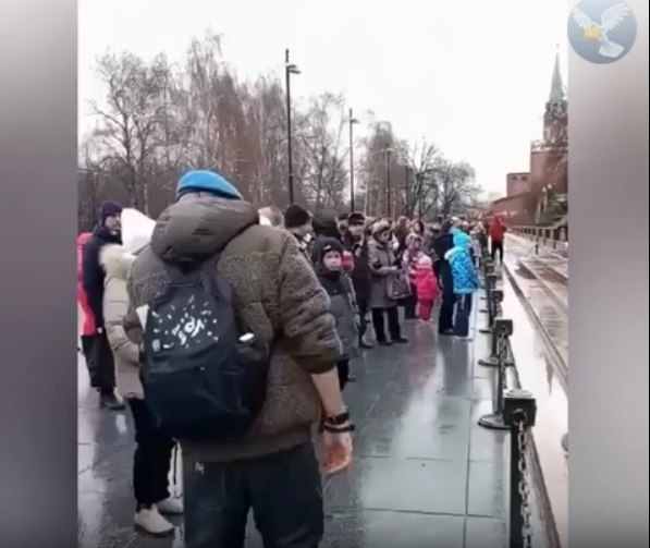 Он шел медленно, сжав зубы от боли. Эту походку запомнят надолго: не показная стойкость, а ... - 2