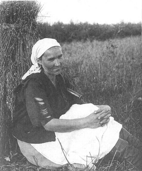 Маме было 68, когда я её увидела впервые. Она последнего сына родила в 47 лет. Позднее дитя. Я за ...