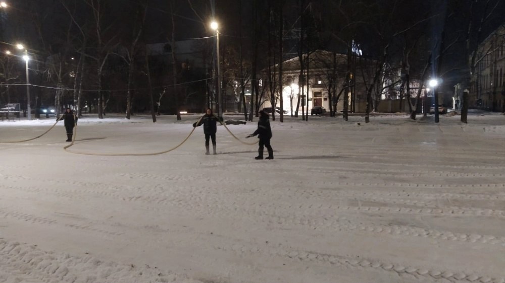 Парк Гагарина Киров каток. Каток в Сыктывкаре в Кировском парке. Каток Гагарин парк.