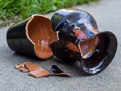 The Broken Vase.Level: Elementary (A1)Mr. Clark has a beautiful blue vase. It is on the table in the ...