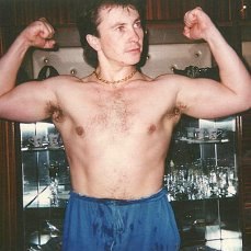 Все таки как было прекрасно быть молодым!Лихие 90-е.Тогда нужно было быть таким.Но и сейчас ...