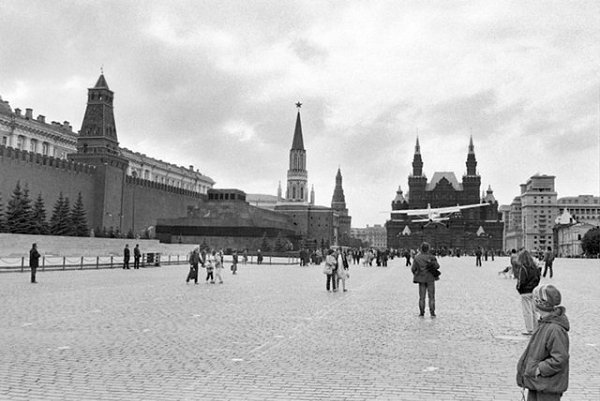 28 мая 1987 г. на Красной площади в Москве приземлился самолёт гражданина ФРГ Матиаса Руста. В День ... - 5