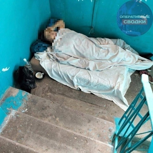 Пенсионерка вынуждена жить в подъезде — её трёхкомнатная квартира превратилась в свалку. Помещение ... - 2