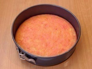 ишневый пирог «Наслаждение».Ингредиенты:Тесто:- 3 яйца- 150 г сахара- 150 г мукиКрем:- 250 г сливок ... - 2