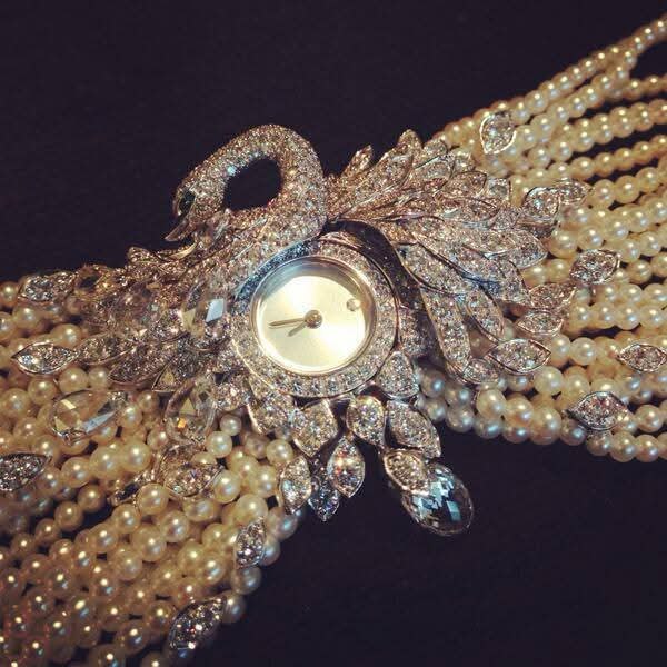 :)  Swan Decorated High Jewelry Mysterious Watch.    18    ... - 2