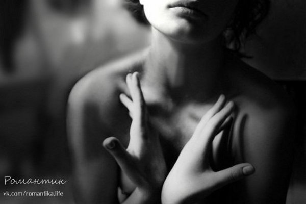 Я не лезу в чужую душу. И в свою не зову гостей. Я умею молчать и слушать, Ждать от жизни хороших ...