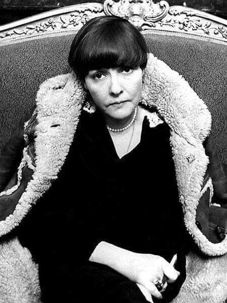 :) Белла Ахмадулина.А напоследок я скажу: Прощай, любить не обязуйся. С ума схожу. Иль восхожу К ...