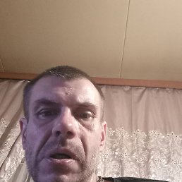 Aleksandr, 43, 