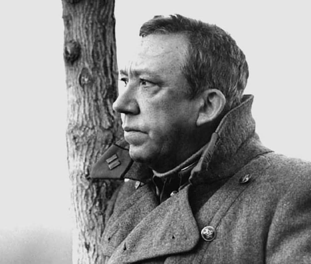 :) “Я видел Ленинград во время блокады. Трамваи застыли. Дома покрыты снегом с наледью. Стены все в ...
