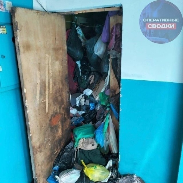 Пенсионерка вынуждена жить в подъезде — её трёхкомнатная квартира превратилась в свалку. Помещение ... - 3