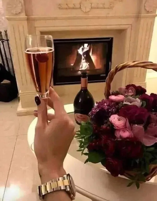 ... !!! Это - она Если вы встретите женщину тихую, Точно идущую в шорохах сна, С сердцем простым и с ...