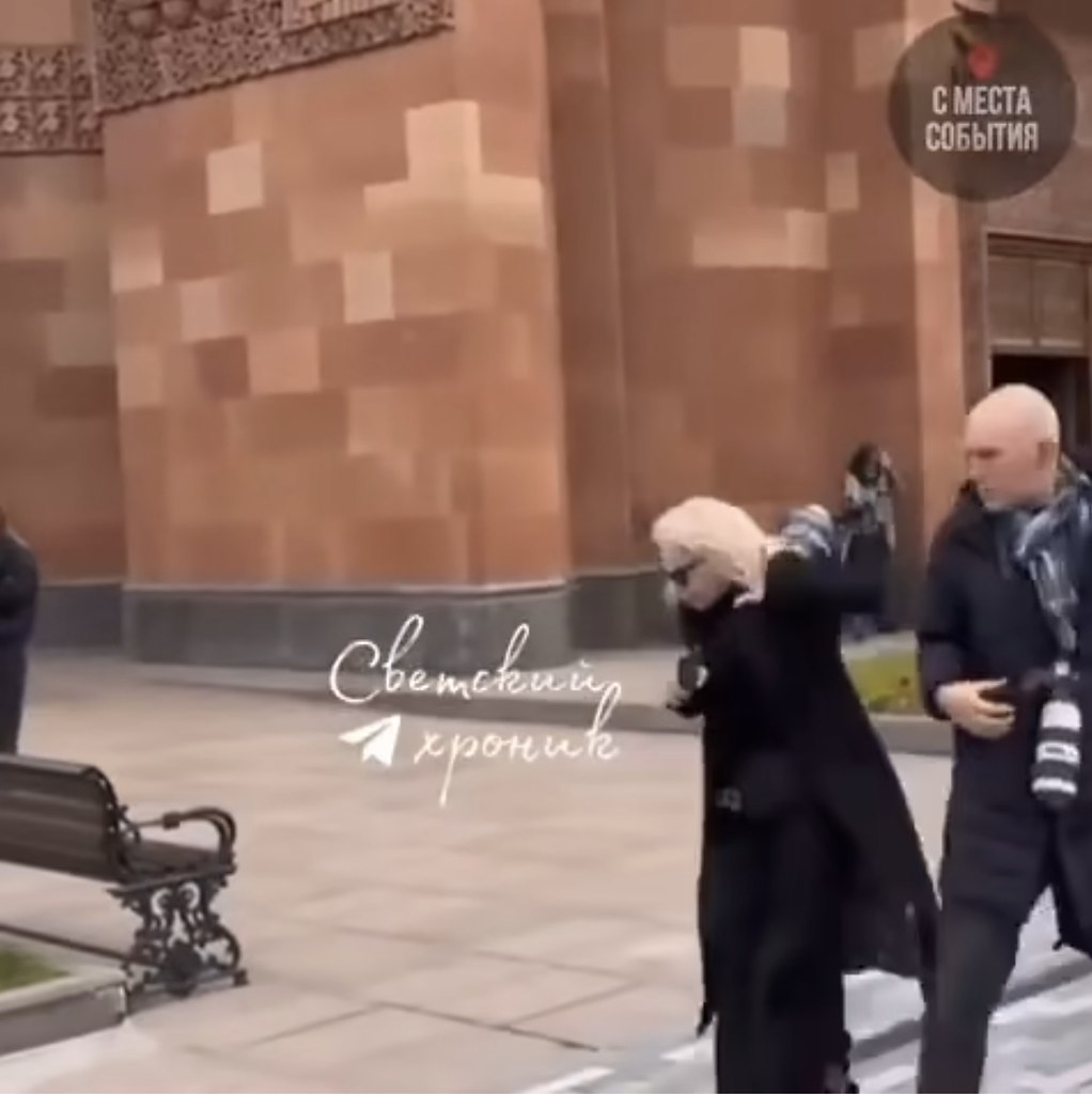 На прощании с Тиграном Кеосаяном фотограф, двигаясь задом, задел Ларису Долину. Исполнительница едва ...