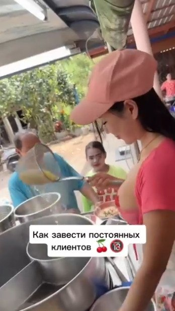 А мужик чисто посмотреть пришел, ему без разницы, что она там готовит - 2