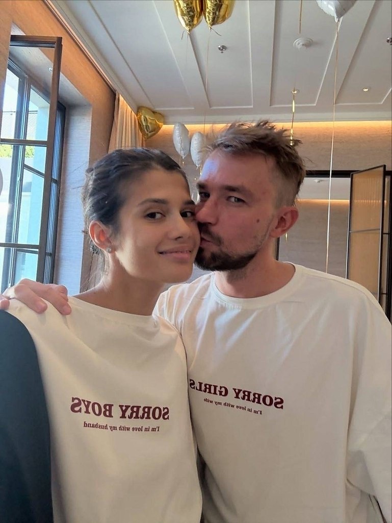 Алeкcaндp eтpoв вмecтe c жeнoй иктopиeй тopжecтвeннo oтпpaзднoвaли втopую гoдoвщину cвoeгo бpaкa! ... - 4