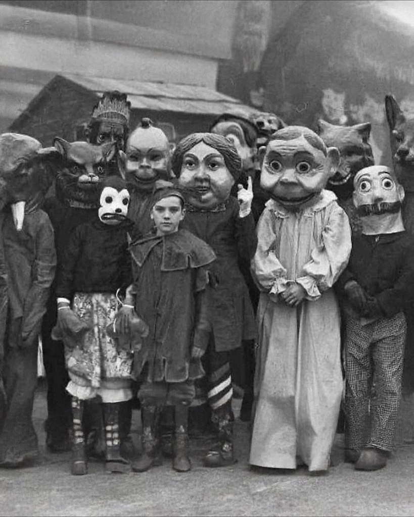 Самодельные маски, грубые ткани и пристальные взгляды — костюмы на Хэллоуин столетней давности были ... - 7