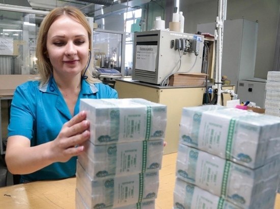 С 1 июня россияне будут получать 10 тысяч на карту «Мир». Об этом у себя в статье опубликовал ...