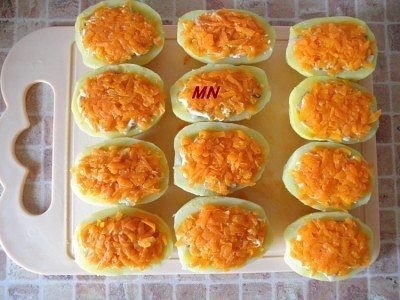 СЕЛЁДКА ПОД ШУБОЙ В КАРТОФЕЛЬНЫХ ЛОДОЧКАХ .ИНГРЕДИЕНТЫ:- 1 крупная слабосоленая селедка - 8-10 ... - 5