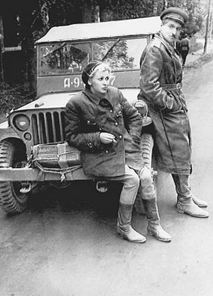 В январе 1942 года газета «Правда» разместила на третьей полосе стихотворение «Жди меня» Константина ...
