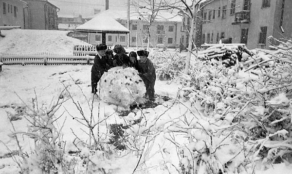 Ребята лепят снеговика.Зима 1960 - 1961 гг.Автор фото: Юрий Садовников - 3