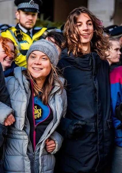 Эко-активистка начала встречаться с 22-летним серфером Крисом Кеббоном. Как сообщают СМИ, он ... - 2
