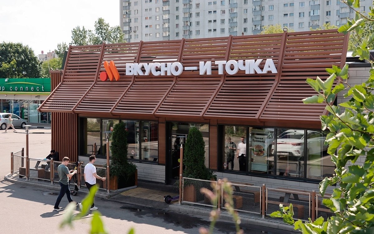 Москвич требует компенсацию за сломанный зуб от ресторана «Вкусно — и точка». Мужчина сломал зуб об ...