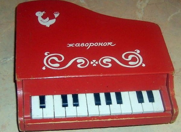Есть много игрушечных музыкальных инструментов: различные дудочки, саксофон, гармошки, маракасы, ...
