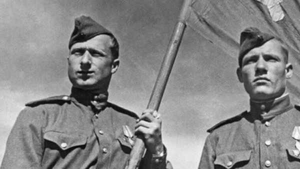 “СССР умер... Сынок, куда мне знамя нести?”.Красный цвет Победы над поверженным Берлином мы ... - 3