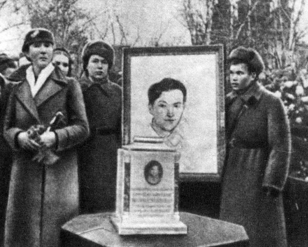 :) ЗОЯ КОСМОДЕМЬЯНСКАЯ; ГАДЫ, ВСЕХ НАС НЕ УБЬЁТЕ, - СТАЛИН ПРИДЕТ И ОТОМСТИТ ЗА НАС И ЗА МЕНЯ!