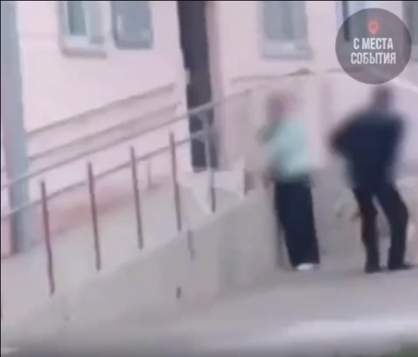 Мужчина намеренно спровоцировал своего пса без намордника набрасываться на женщину с маленьким ... - 2