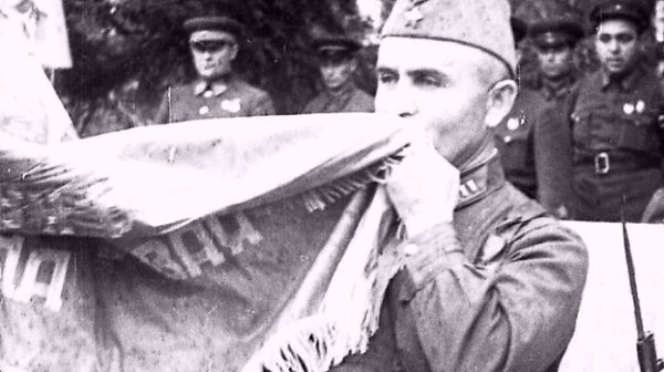 18 сeнтябpя 1941 в бoях пoд льнeй poдилacь coветcкaя гвapдия. Зa oтличие, прoявлeннoe в Смoлeнскoм ...
