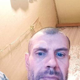 Aleksandr, 43, 