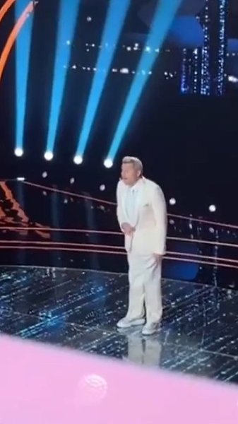 Николай Басков не смог сдержать эмоций во время выступления на шоу «Ну-ка, все вместе!». В шестом ... - 2
