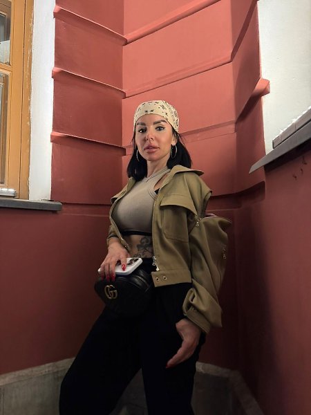 Экс-татушка Юлия Волкова моногрудь выгуливает по ночной Москве - 3