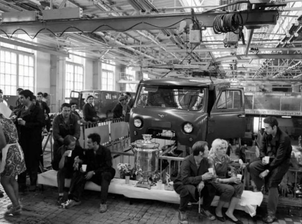 1970 год. Чаепитие участников коммунистического субботника на Ульяновском автозаводе.