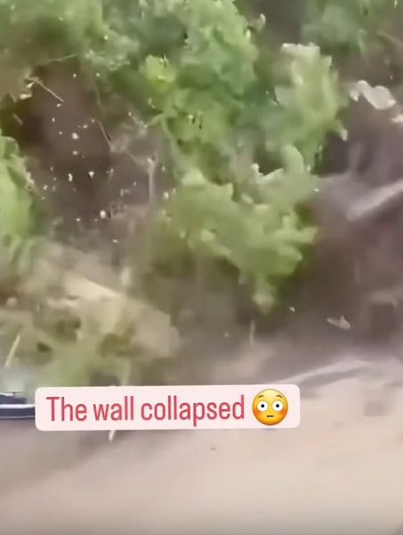 Стена обрушилась прямо на машины. Надеемся, страховая покрывает и такие случаи!
