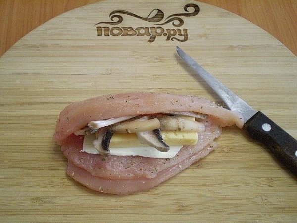 Грудка, запеченная с грибами и сыром.Подготовьте необходимые ингредиенты. Из одной куриной грудки ... - 3