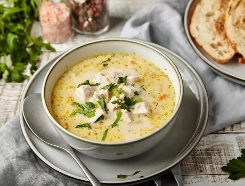 Сырный суп с курицей.Для этого нам понадобится: Филе куриной грудки - 1 шт.Морковь - 1 шт.Картофель ...